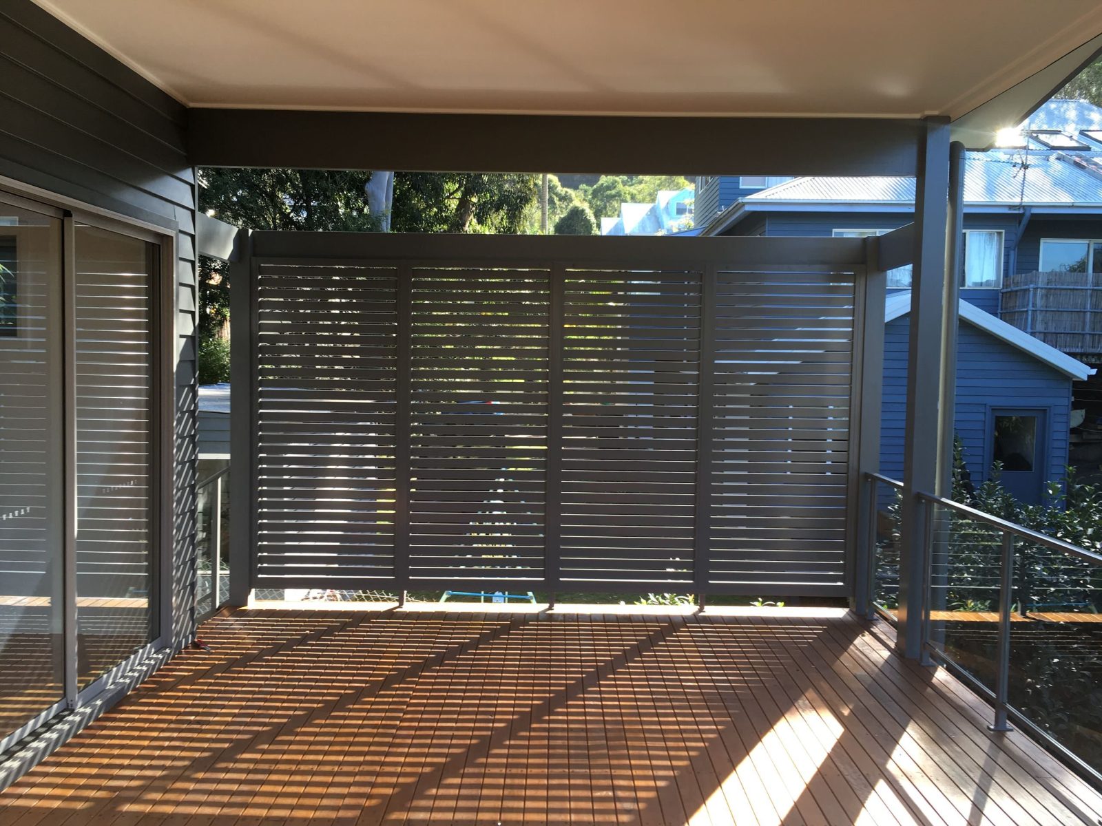 Aluminium privacy screen on deck