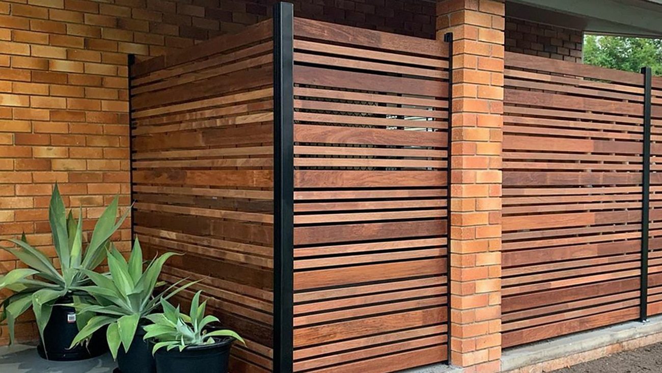 Privacy screen with mixed size strips