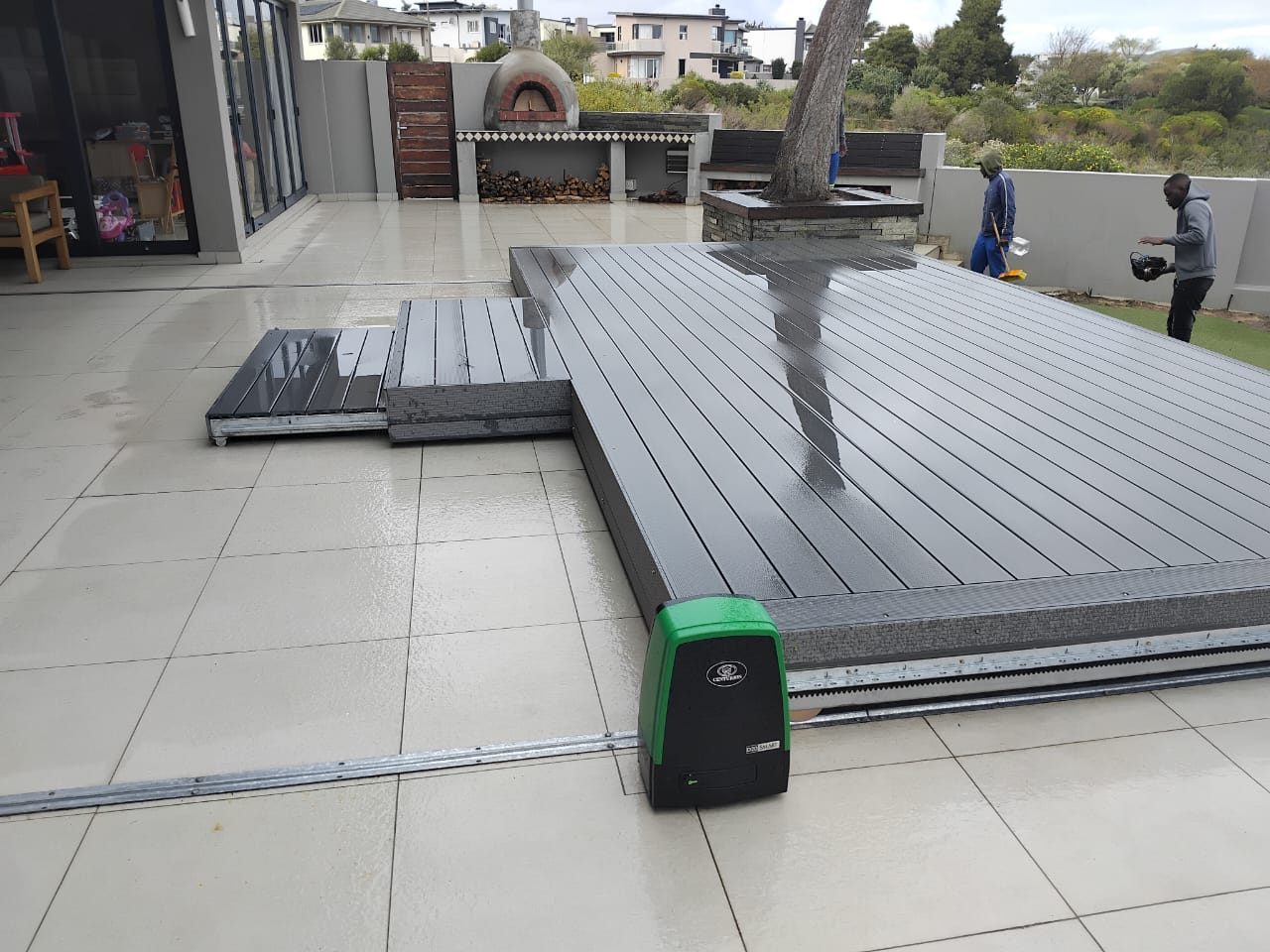 Composite Automated Sliding Deck in Sunningdale, photo 2