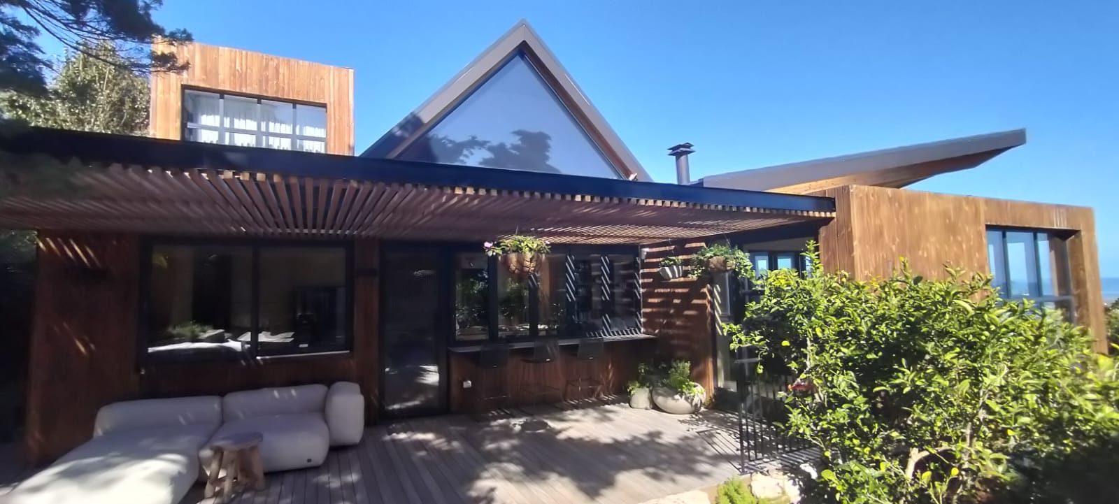 IPE Beam Pergola with Hardwood Strips in Scarborough, photo 9