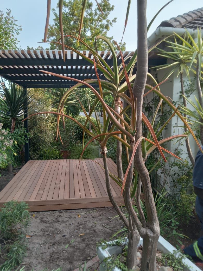 Balau Strip Pergola and Deck with Polycarbonate Roof Sheeting in Protea Heights, photo 2