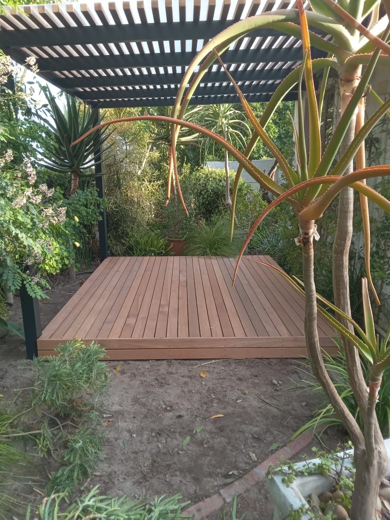 Balau Strip Pergola and Deck with Polycarbonate Roof Sheeting in Protea Heights, photo 4