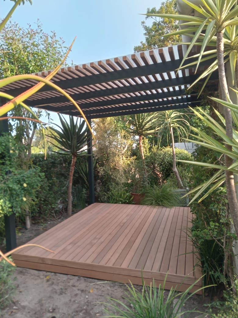 Balau Strip Pergola and Deck with Polycarbonate Roof Sheeting in Protea Heights, photo 5