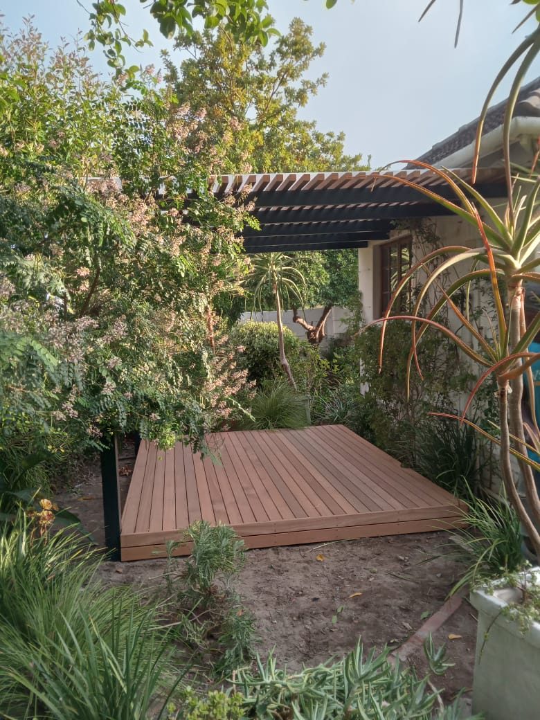 Balau Strip Pergola and Deck with Polycarbonate Roof Sheeting in Protea Heights, photo 6