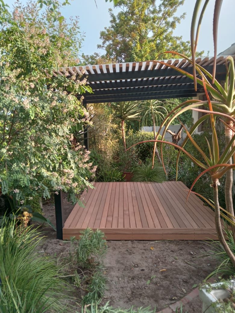 Balau Strip Pergola and Deck with Polycarbonate Roof Sheeting in Protea Heights, photo 7