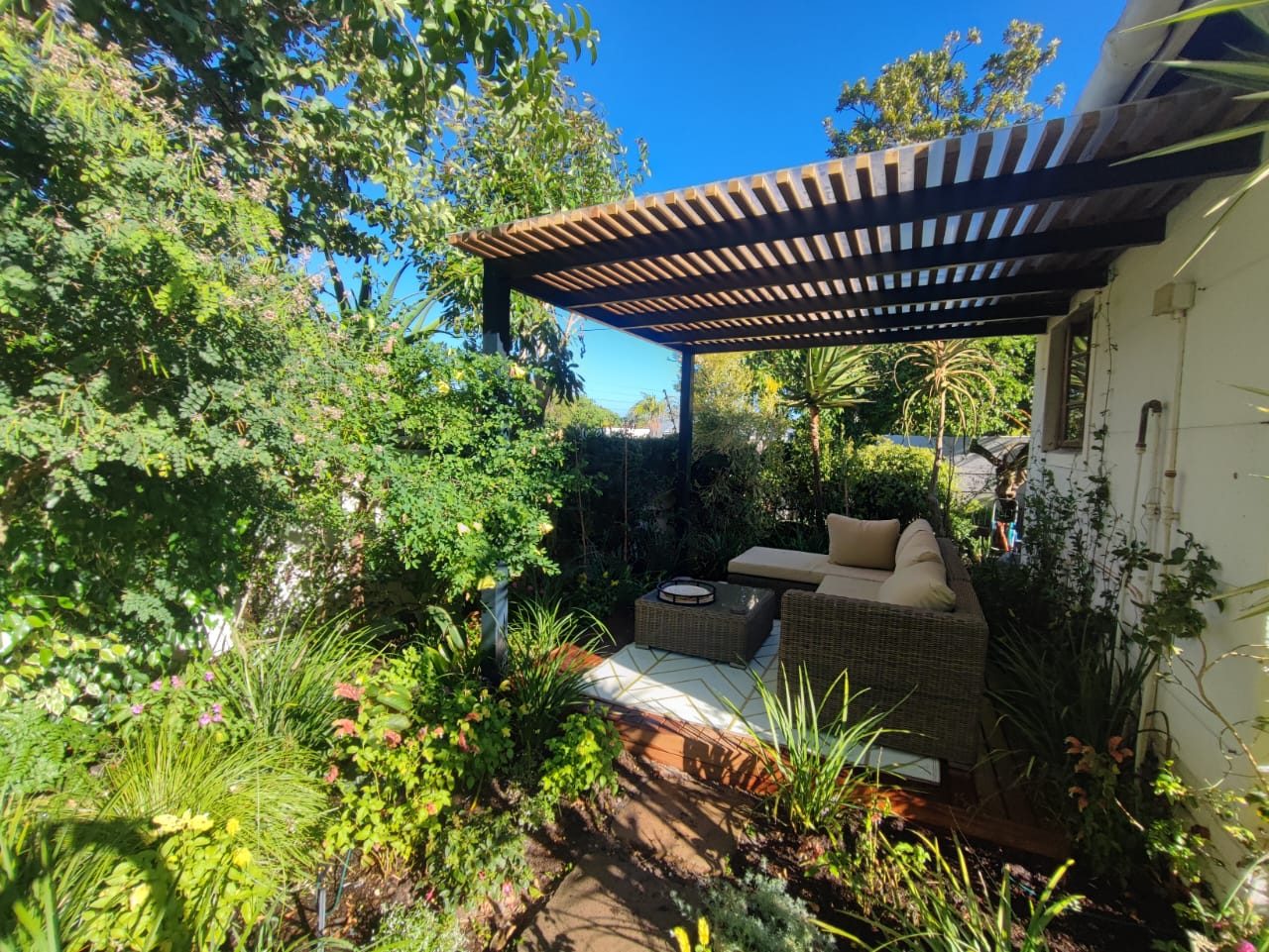 Balau Strip Pergola and Deck with Polycarbonate Roof Sheeting in Protea Heights, photo 8
