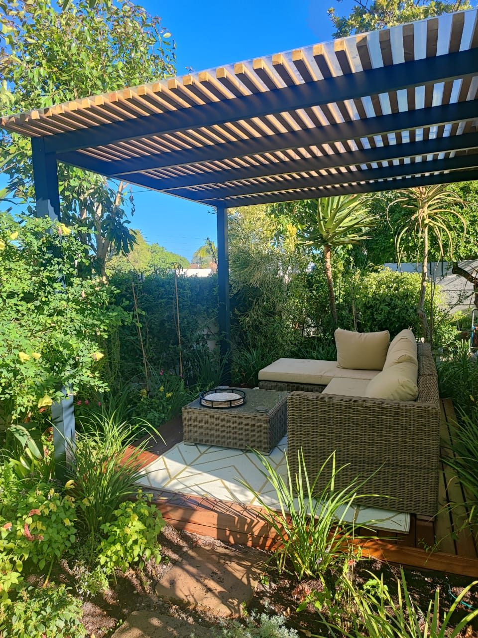 Balau Strip Pergola and Deck with Polycarbonate Roof Sheeting in Protea Heights, photo 11
