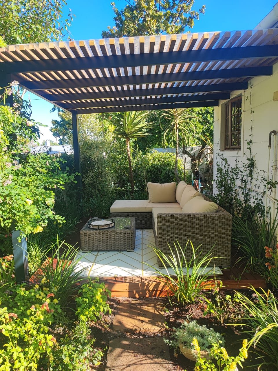 Balau Strip Pergola and Deck with Polycarbonate Roof Sheeting in Protea Heights, photo 12