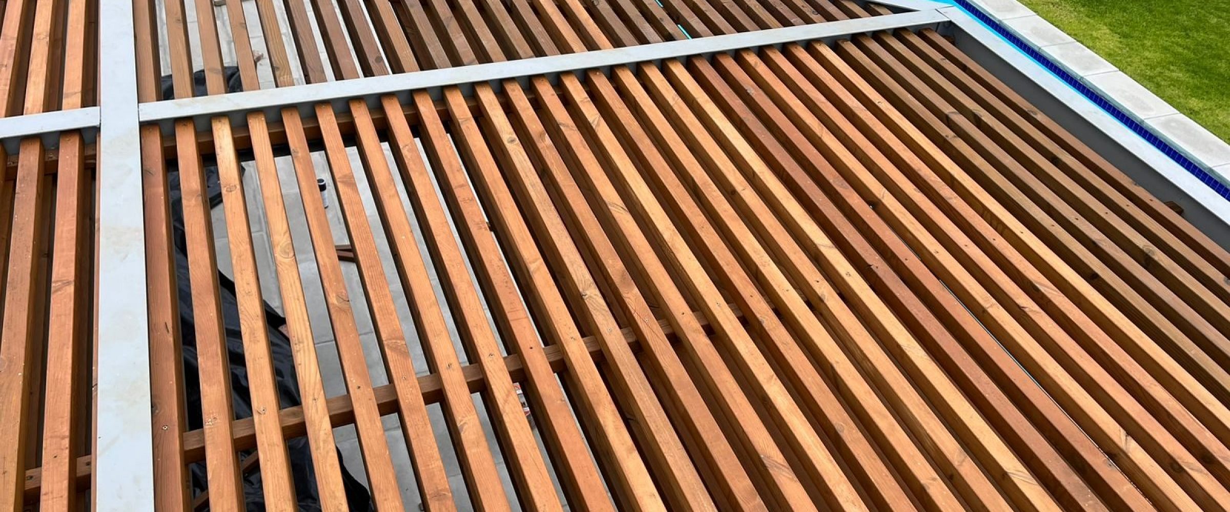 Freestanding Cantilever Pergola with Garapa Hardwood Strips in Paarl, photo 1