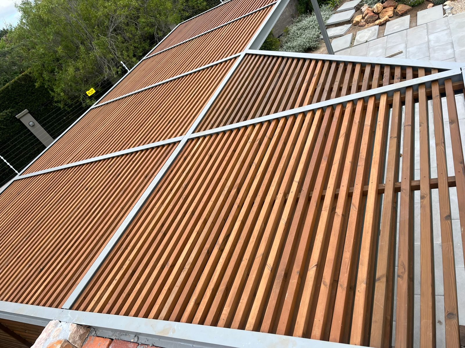 Freestanding Cantilever Pergola with Garapa Hardwood Strips in Paarl, photo 4