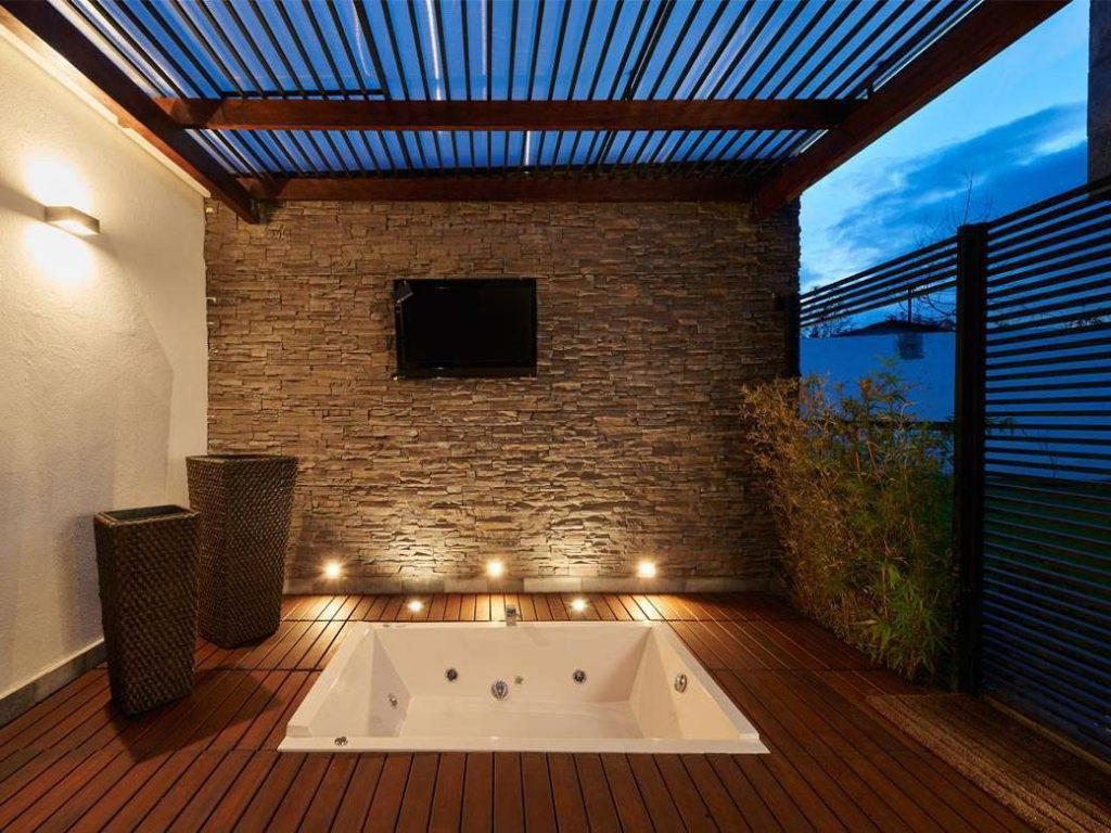 Jacuzzi area with Balau deck and pergola